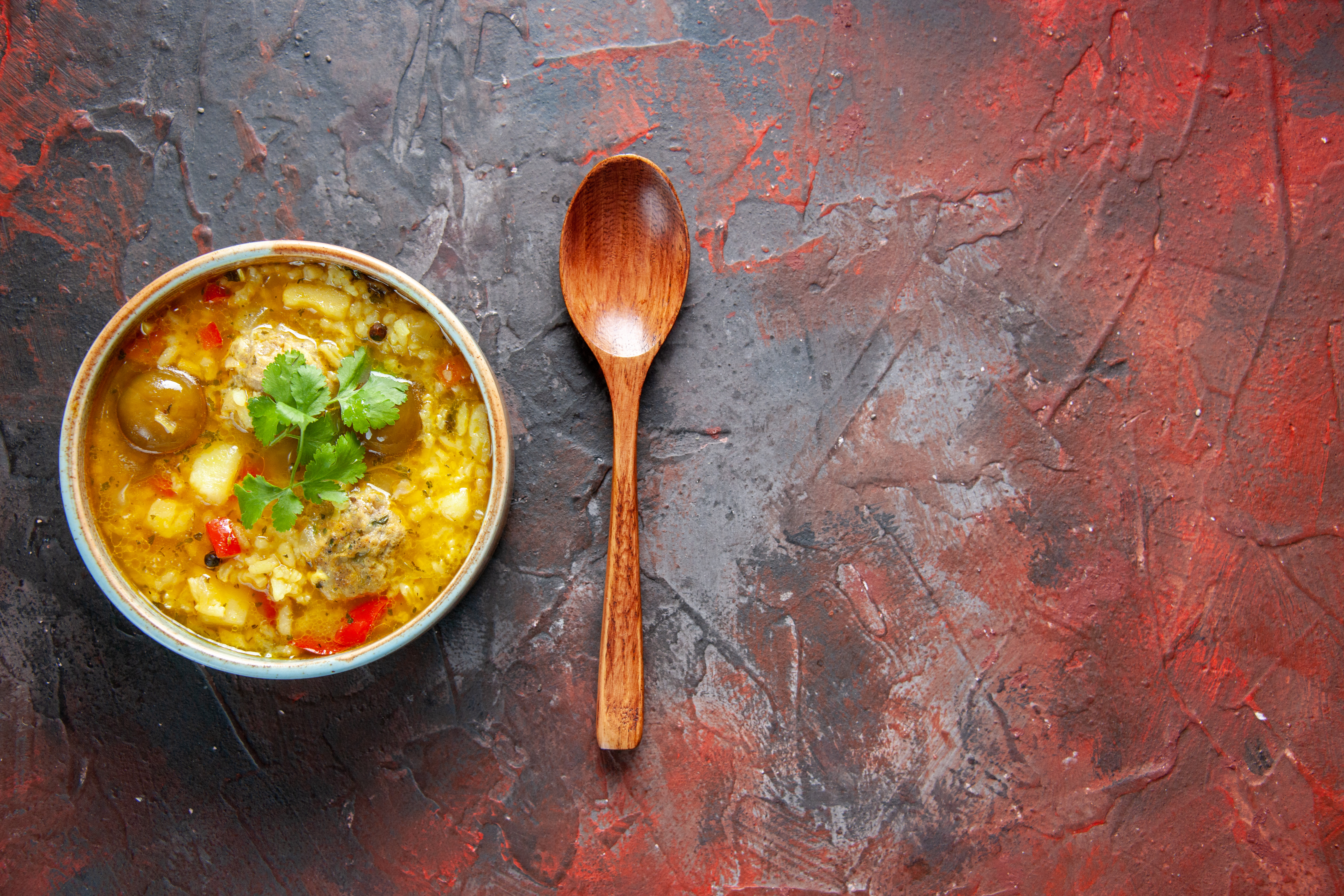 Sopa de legumes em fundo escuro